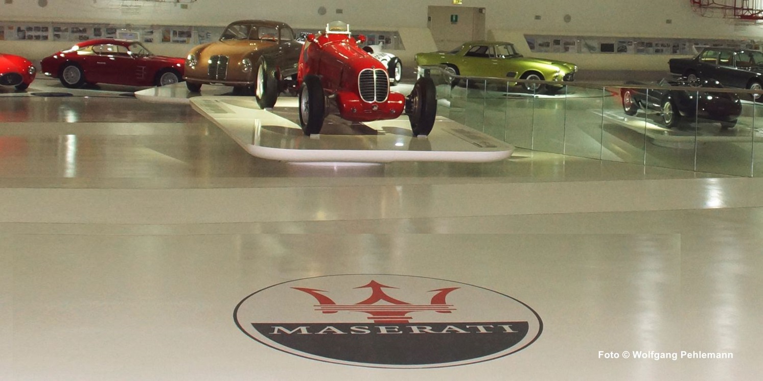 Historisch und modernste Fahgrzeuge bei Maserati - Foto © Wolfgang Pehlemann