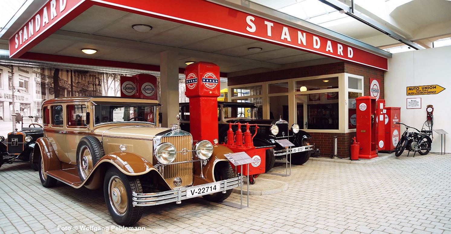 Tankstelle & Horch 375 Pullman-Limousine Bj 1930 - Foto © Wolfgang L. M. Pehlemann